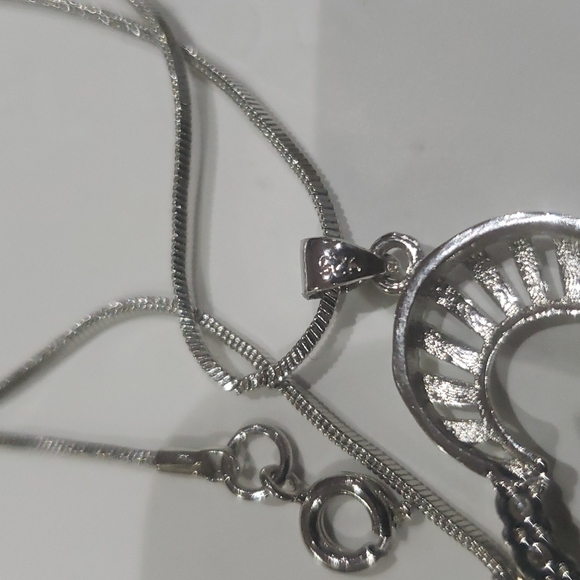 Necklace 🤍 - Picture 4 of 4